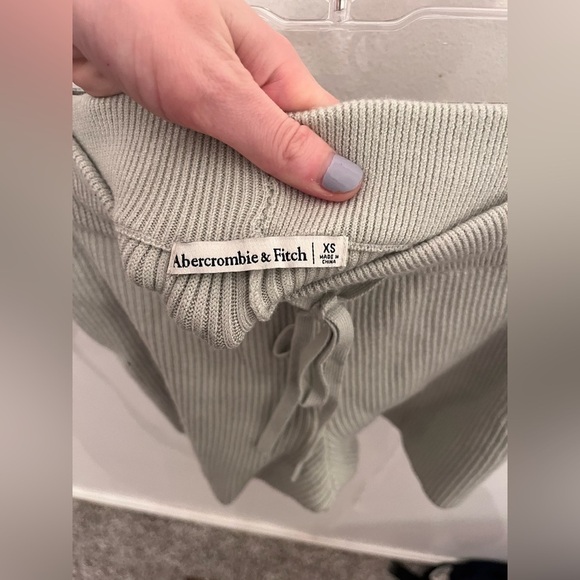 Abercrombie & Fitch XS Knit Short Sage Green Casual - Picture 2 of 3